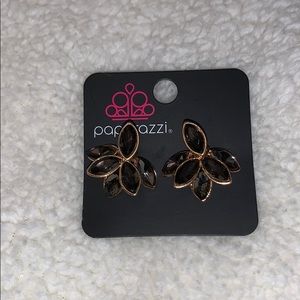 5 for 25🍭 Grey and gold post back earrings